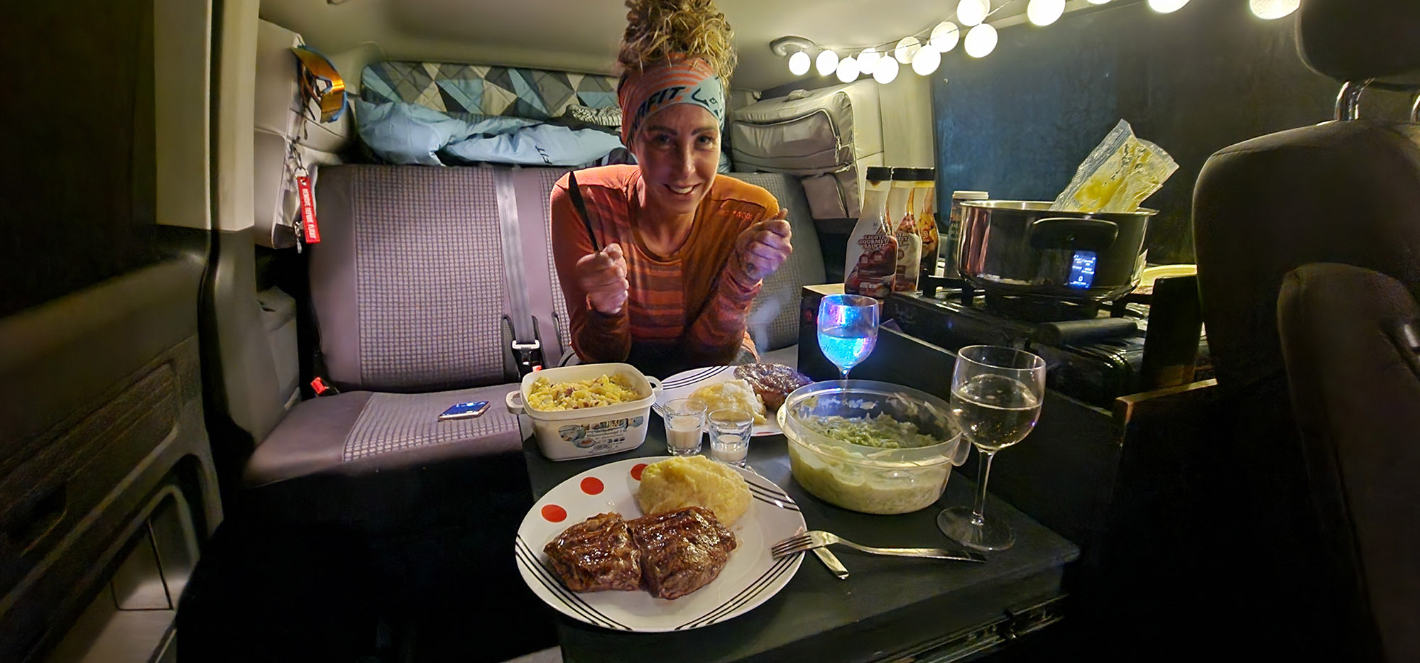 Abendessen im Bus bei gemütlicher Stimmung