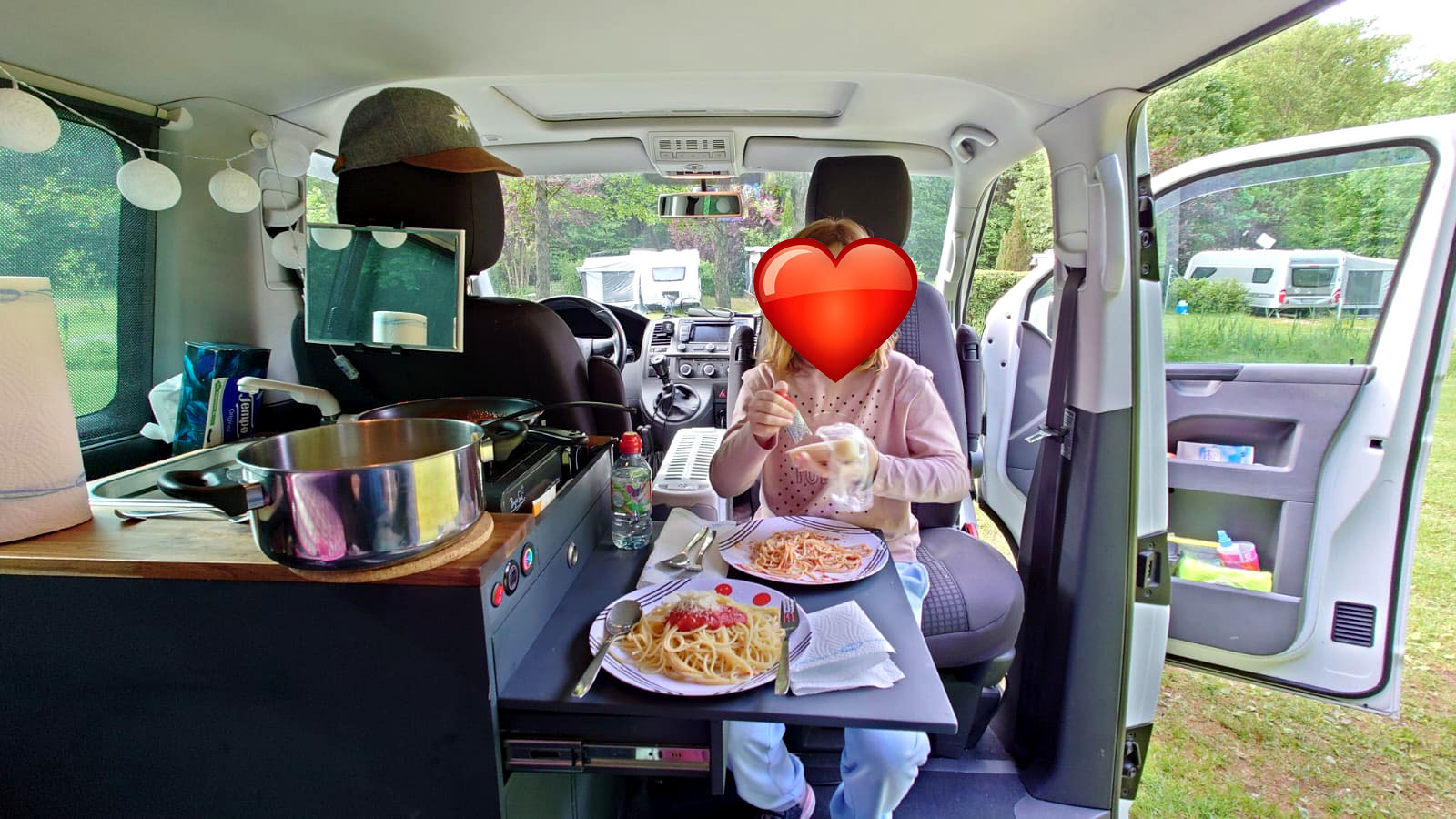 Abendessen mit Kind am Campingplatz