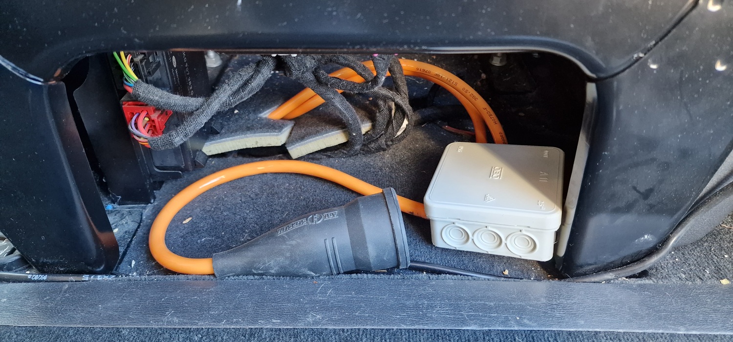 Kabelaustritt unter dem Beifahrersitz