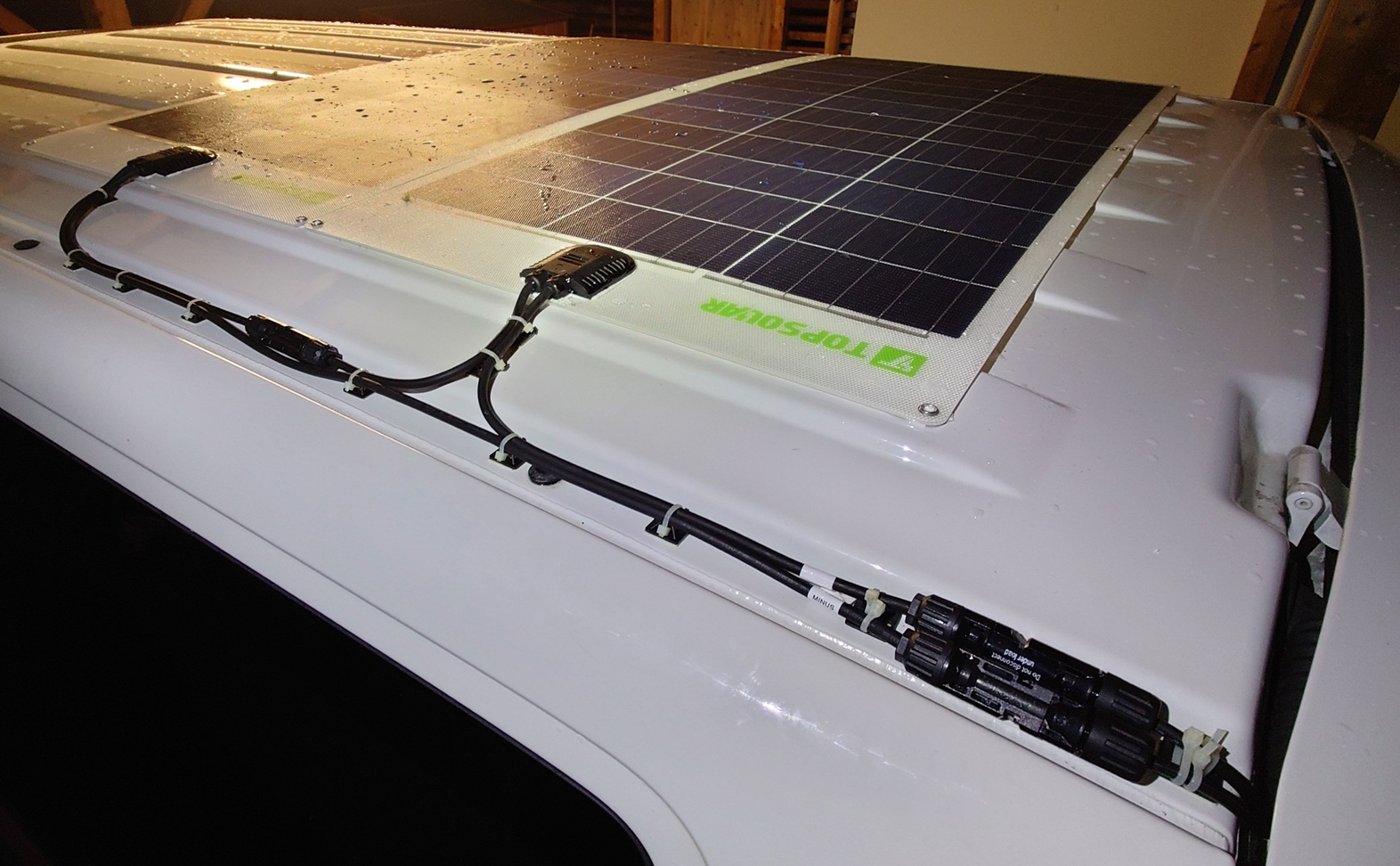 Kabel auf dem Dach verlegt