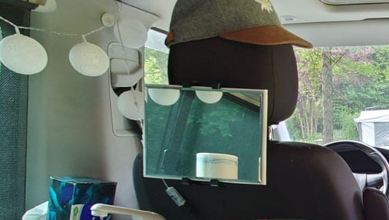 Spiegel am beweglichen Tablethalter