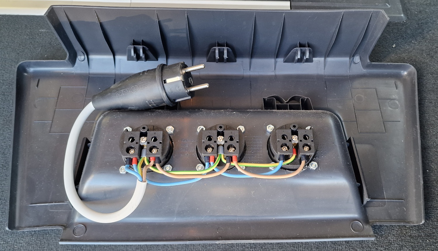 Verdrahtung der Steckdosen