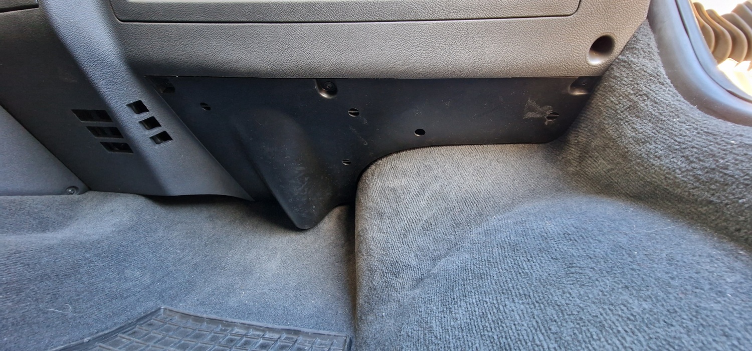 Verkleidung am Kabeleingang auf der Beifahrerseite