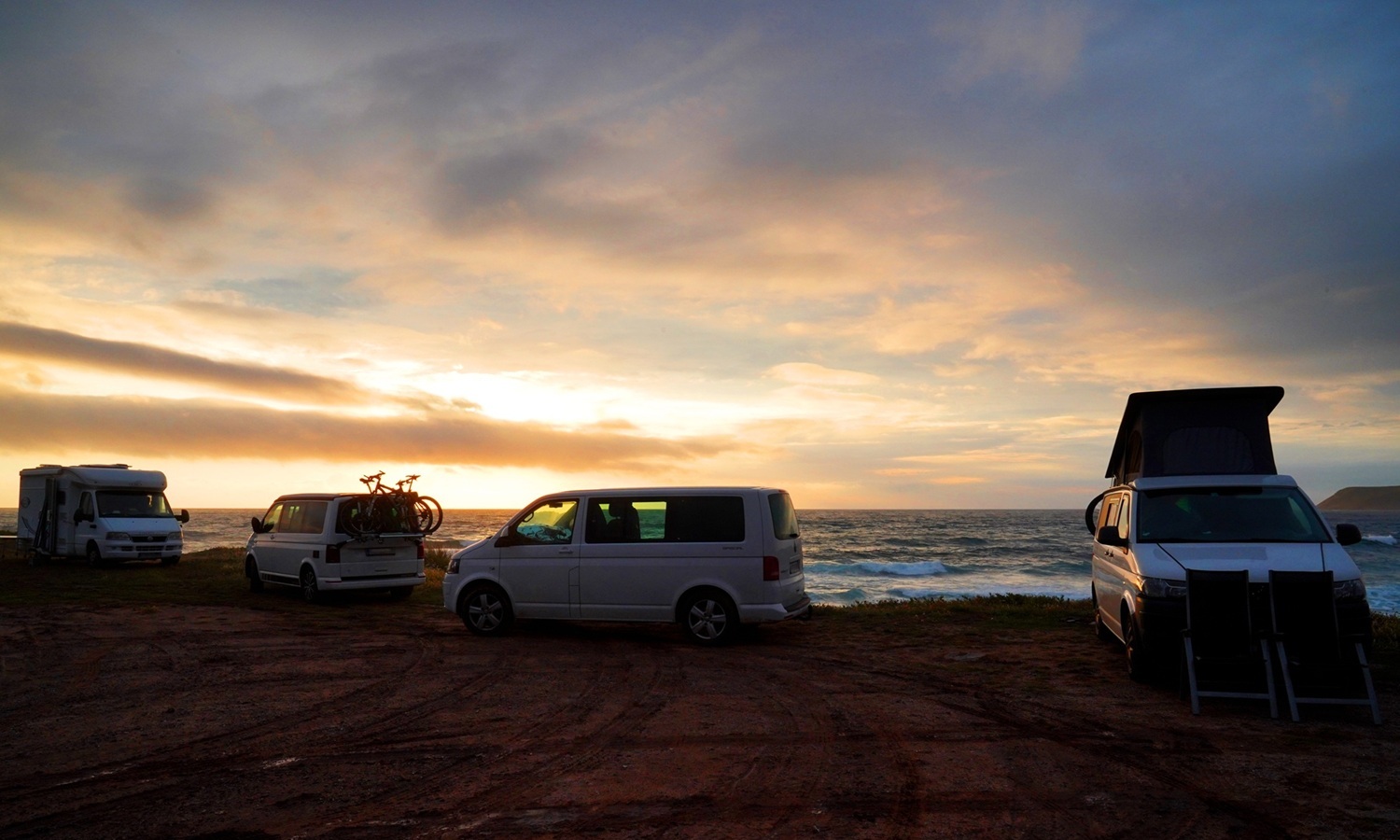 VW Bulli Camper im warmen Licht